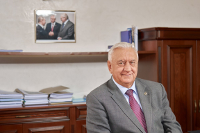 Отношение Лукашенко к пенсионеру Мясниковичу – уважение или унижение?