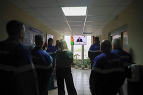 Фотофакт. Азотовцы стоя смотрят спич Лукашенко
