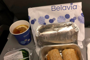 Фотофакт. Чем кормят на рейсах «Белавиа»