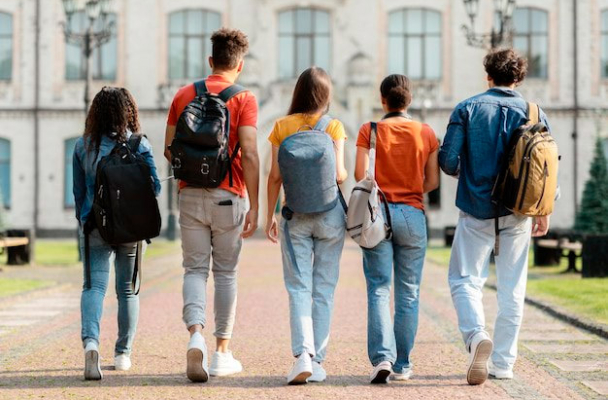 «Вы уедете учиться за границу, а вас смогут шантажировать тем, что, например, заберут у родителей квартиру»