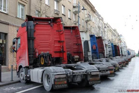 Власти Литвы заявили, что значительная часть задержанных в Беларуси грузовиков уже освобождена. В ассоциации перевозчиков эти слова опровергли